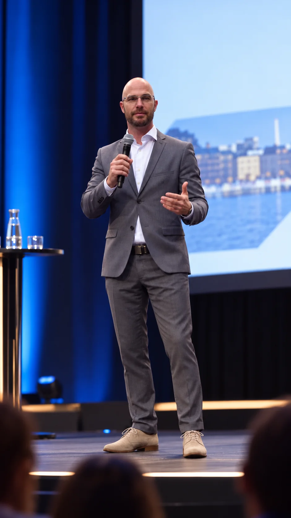 Richard Berntsson talar på en scen